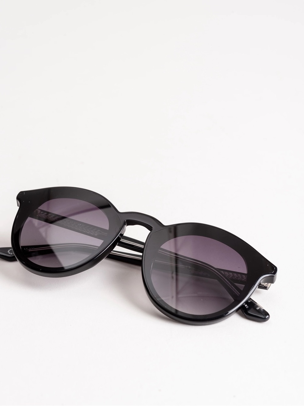 KREWE Collins Black Round Womens Mens Sunglasses with Gradient Lenses